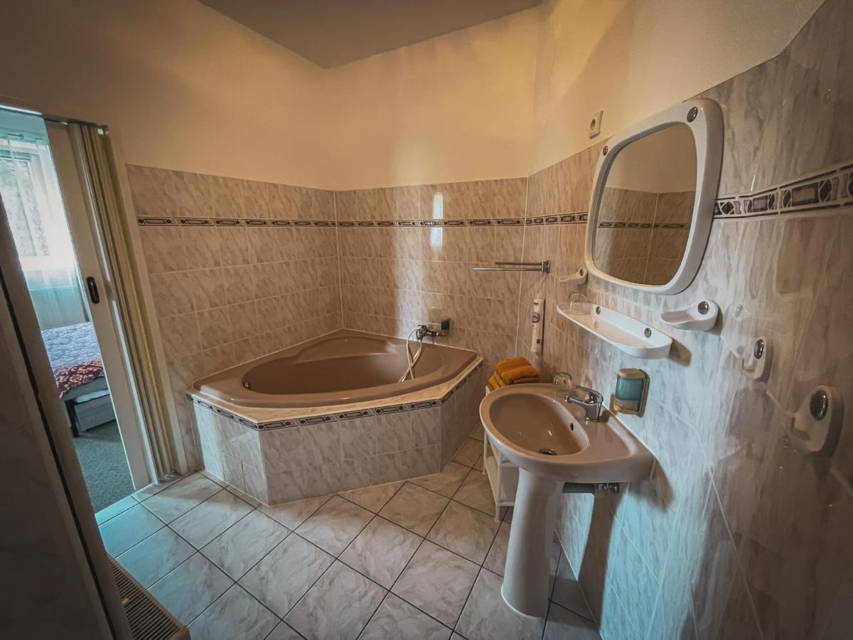 Hotel Apartment Faraon Rumburk Extérieur photo