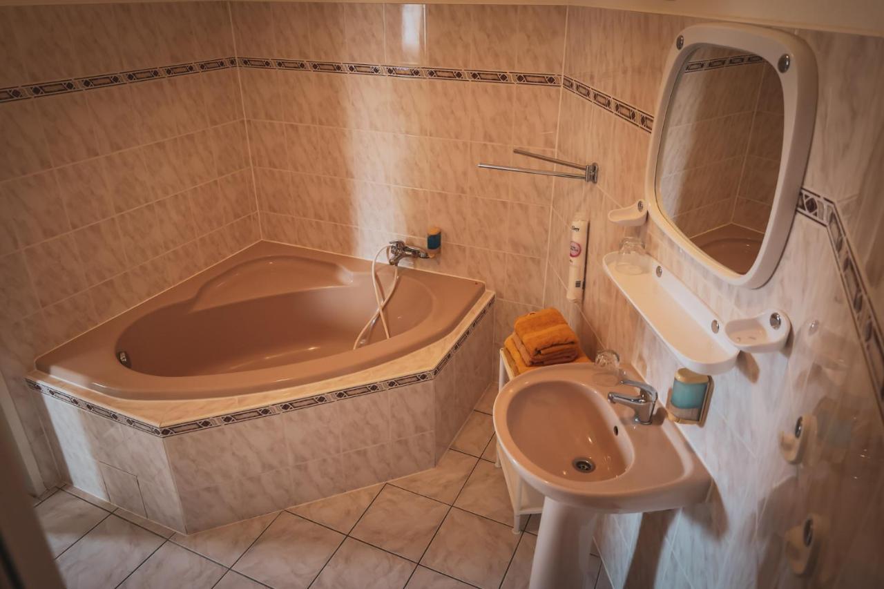 Hotel Apartment Faraon Rumburk Extérieur photo
